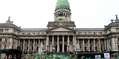 Movimientos feministas se manifiestan frente a Congreso argentino contra W20