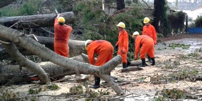 Trabajan en la recuperaci�n de casas da�adas en Punta del Diablo