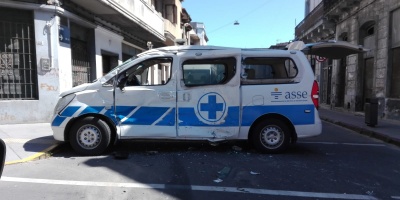 Ocho personas heridas por un choque entre un �mnibus y una ambulancia que iba hacia hospital Maciel
