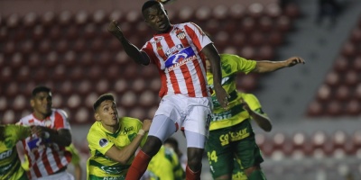 Junior reaccion� a tiempo ante Defensa y se clasific� a semifinales