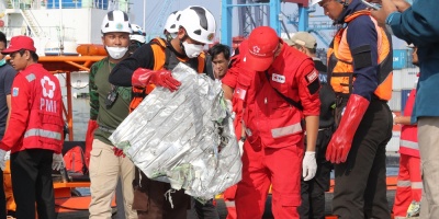 Avi�n de Lion Air impact� a gran velocidad contra el mar en Indonesia