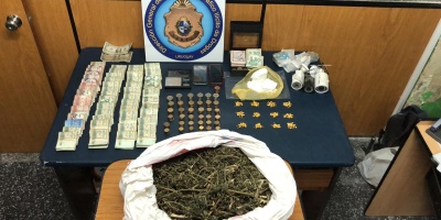 Allanaron viviendas en el barrio Col�n; hay dos detenidos