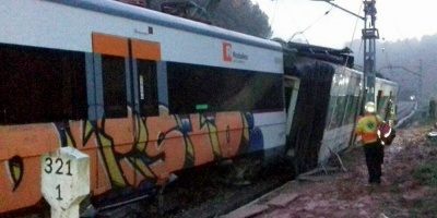 Un muerto y cinco heridos al descarrilar un tren cerca de Barcelona