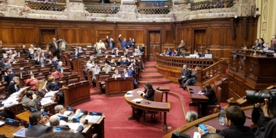 Bancada oficialista busca aprobar ley para financiar partidos antes de fin de ao