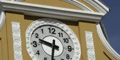 Empresarios lamentan cambio de hora y acusan al gobierno de falta de sensibilidad