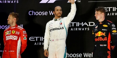 Hamilton lider quinto ao triunfal de Mercedes en F1