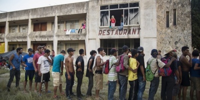 Detienen a 42 inmigrantes que entraron por la fuerza a EE.UU. 