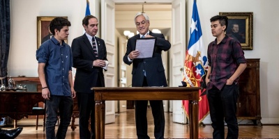 Piera promulga ley que permite cambio de nombre y sexo legal en Chile