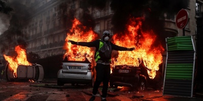 La violencia transforma la protesta contra el alza de impuestos en revuelta