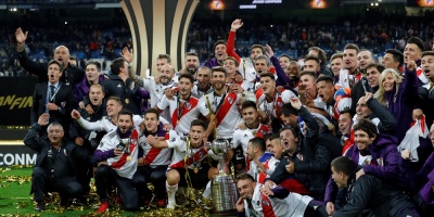 Jugadores de River cantan contra Angelici y Macri en vestuario del Bernabu