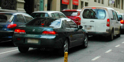 Buenos Aires prohbe cuidacoches y limpiavidrios y agrava sanciones al acoso