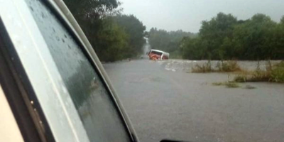Un mnibus despist en Colonia por las intensas precipitaciones