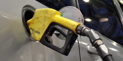 Empresarios solicitan al gobierno una baja del 20% en combustibles
