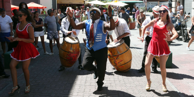 Entre asado y el candombe turistas celebraron la Navidad en el Mercado del Puerto