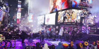 Miles de personas dan la bienvenida a 2019 bajo la lluvia en Times Square