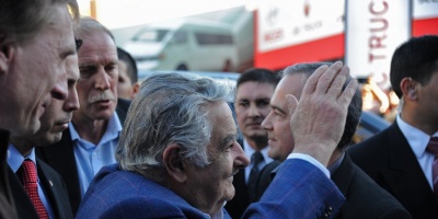 Mujica imit� a Lacalle Pou y afirm� conocer la pobreza de ni�o