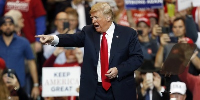 Trump considera "locos lunticos" a periodistas que critican su presidencia