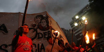 Con multitudinaria marcha de antorchas, reclama en Argentina por aumento tarifas