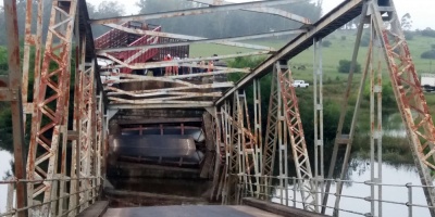 Evalan daos en Sarand del Y tras desplomarse el puente sobre ruta 6