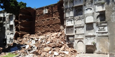 63 de unos 1500 nichos del Cementerio Central, se vieron severamente daados  por el derrumbe de las ltimas horas