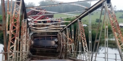 Se coloc una balsa en el Puente de Sarand del Y que cay la semana pasada, para transportar personas y vehiculos livianos