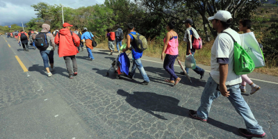 Casi 300 hondureos que dejaron caravana de migrantes inician retorno al pas