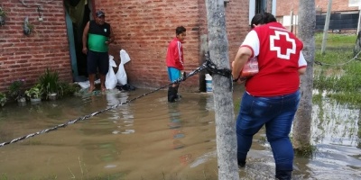 Permanecen aisladas 500 familias por inundaciones en el norte de Argentina