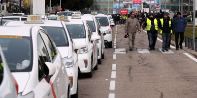 Taxistas de Barcelona y Madrid siguen su paro, pendientes de negociaciones