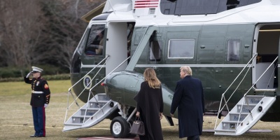 Trump aterriza en Florida tras declarar emergencia nacional en EE.UU.