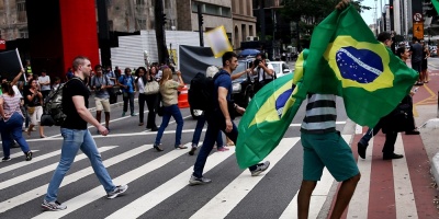 Estudiantes se manifiestan en Ro contra recortes de Bolsonaro a educacin
