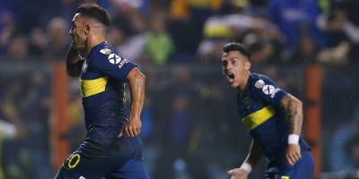 Boca vence al Paranaense y se clasifica primero gracias a Tevez
