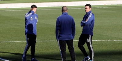 Scaloni espera hacer "una gran Copa" y la prensa prev el regreso de Agero