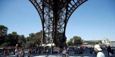 Cerraron la Torre Eiffel por la presencia de un hombre escalando el monumento