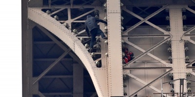 Detenido el escalador que trep a la cumbre de la Torre Eiffel
