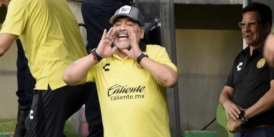 Diego Maradona viaja a Argentina para operarse y seguir en los Dorados