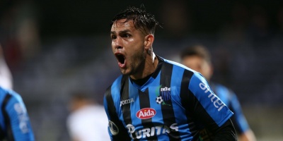 Un cabezazo de Bajter cerca del final da triunfo estrecho a Liverpool