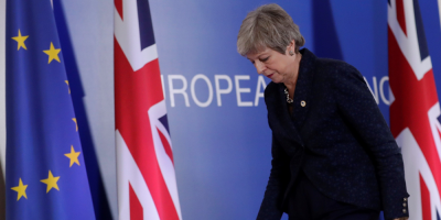 May, presionada por sus ministros, retrasa la ley del "brexit"