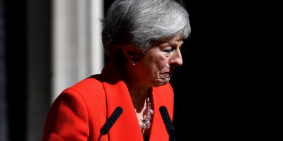 Theresa May rompe a llorar al trmino del anuncio de su renuncia