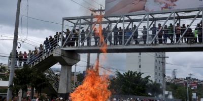 Manifestantes y polic�as se enfrentan en segundo d�a de protestas en Honduras