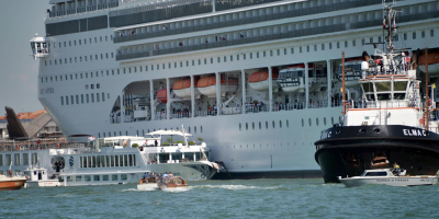 Un crucero choc con un barco turstico en Venecia sin dejar heridos graves