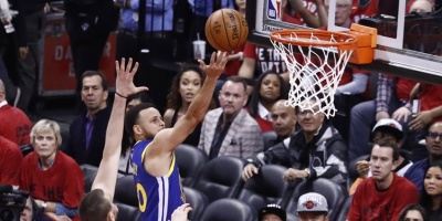 Warriors empatan a 1-1 la serie y recuperan ventaja de campo