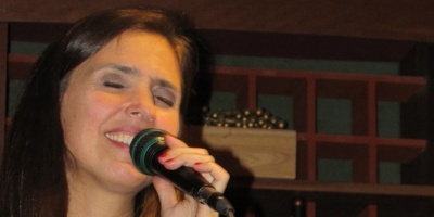 La cantante brasilea Claudia Montenegro anuncia el show 'Falando de Amor'