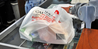 Obligatorio: Desde el lunes deben entregar bolsas biodegradables en todos los comercios