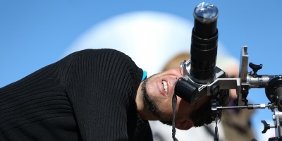 El eclipse solar comenz a ser visible en Chile tras atravesar el Pacfico