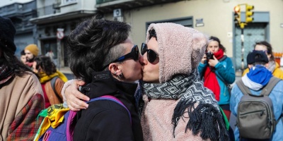 "Besazo" de mujeres ante la embajada de Argentina en Montevideo en protesta contra sentencia a lesbiana argentina
