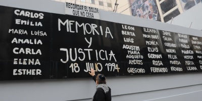 Sirenas y campanas evocan en Argentina a las 85 v�ctimas del ataque a la AMIA