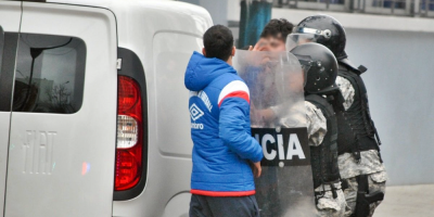 Un hincha que particip� en los incidentes previos al cl�sico femenino fue enviado a prisi�n