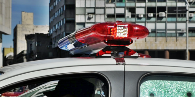 Un efectivo policial se encuentra grave tras recibir un disparo en la cabeza
