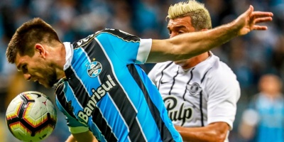 Gremio vence al Libertad con un jugador menos y goles de suplentes