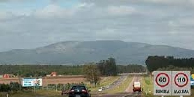 Hombre muri� tras impactar contra columnas de electricidad en Ruta Interbalnearia